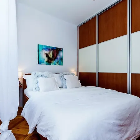 Studio Apartment *